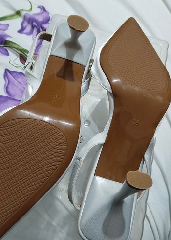 Gri Beyaz Tokalı İnce Topuklu Abiye Ayakkabı