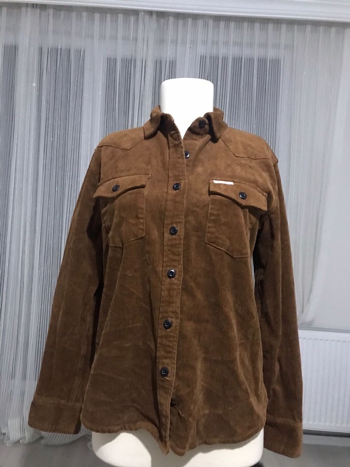 Düğmeli Kahverengi Kadife Gömlek - Görsel 3