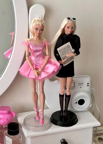 Gözlüklü kabanlı kar tanesi barbie bebek