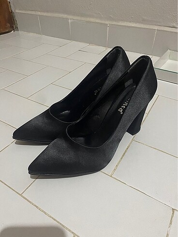Parlak siyah stiletto