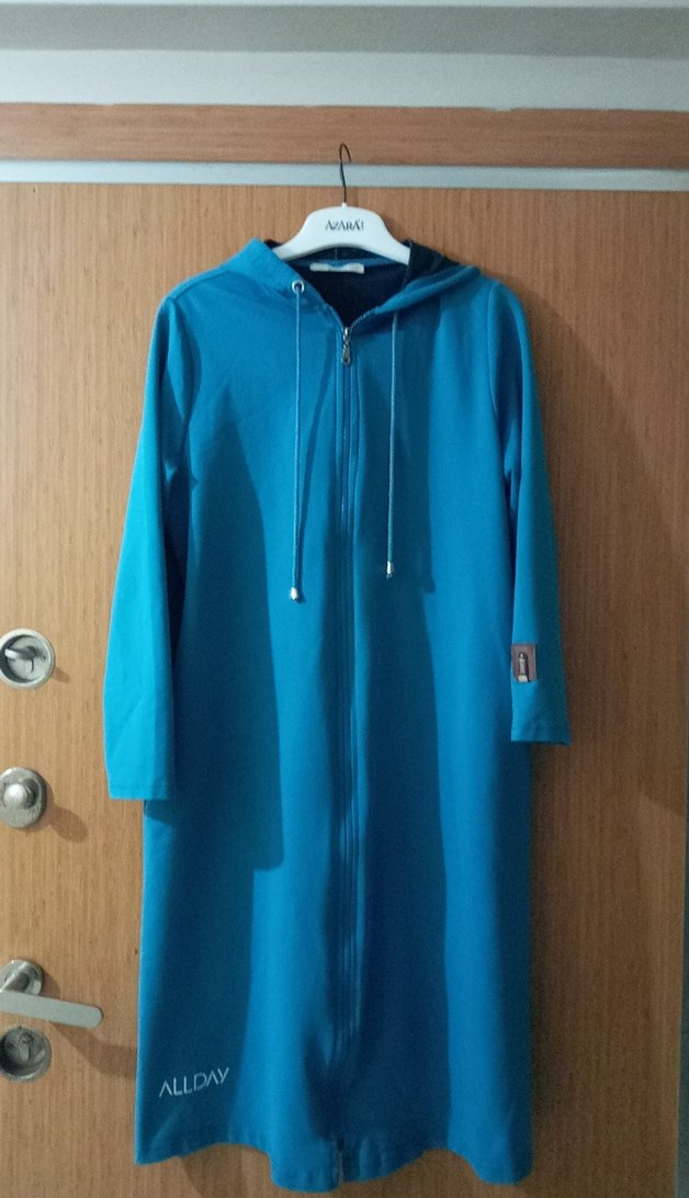 Mavi Kapüşonlu Uzun Kollu Kadın Yağmurluk - Görsel 2