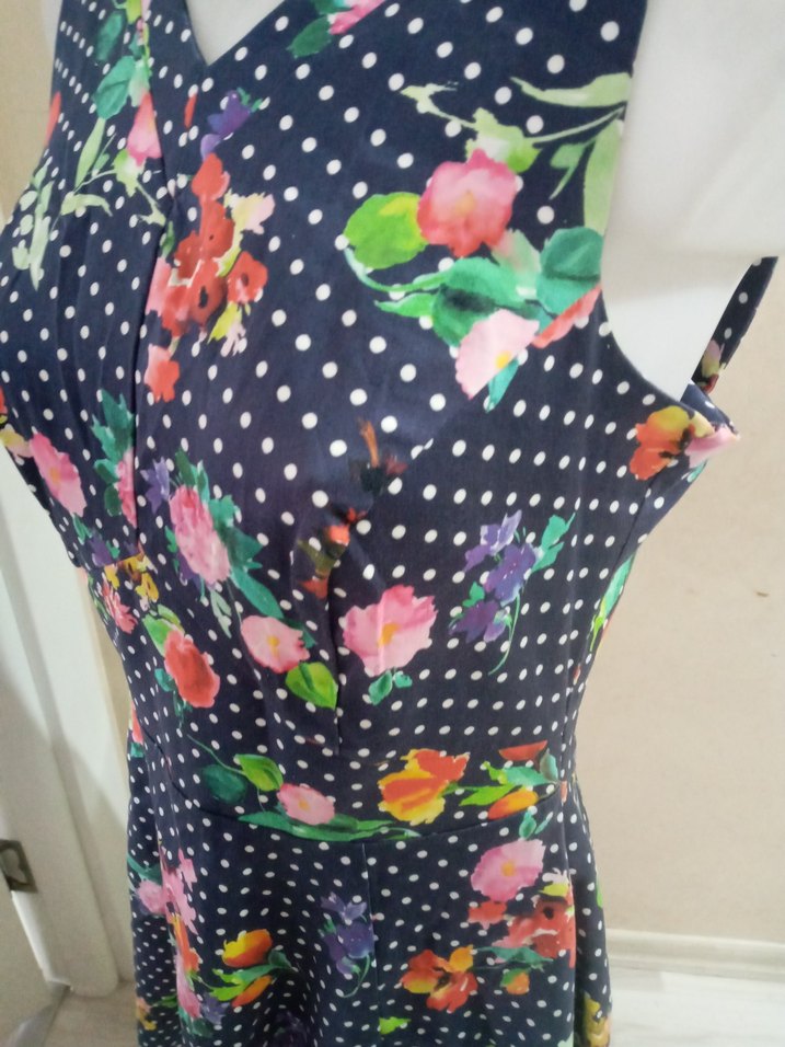 Çiçek Desenli Mini V Yaka Kolsuz Elbise - Görsel 5