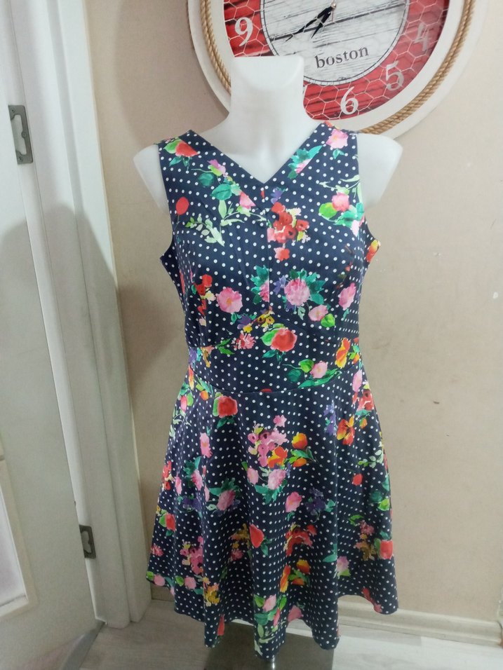 Çiçek Desenli Mini V Yaka Kolsuz Elbise - Görsel 2