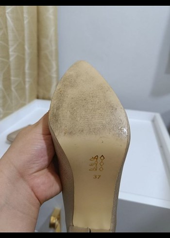 37 Beden Bej Parlak Yılan Desenli Stiletto