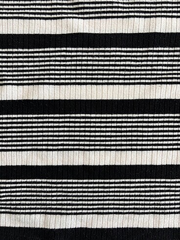 Siyah beyaz çizgili crop - Görsel 2