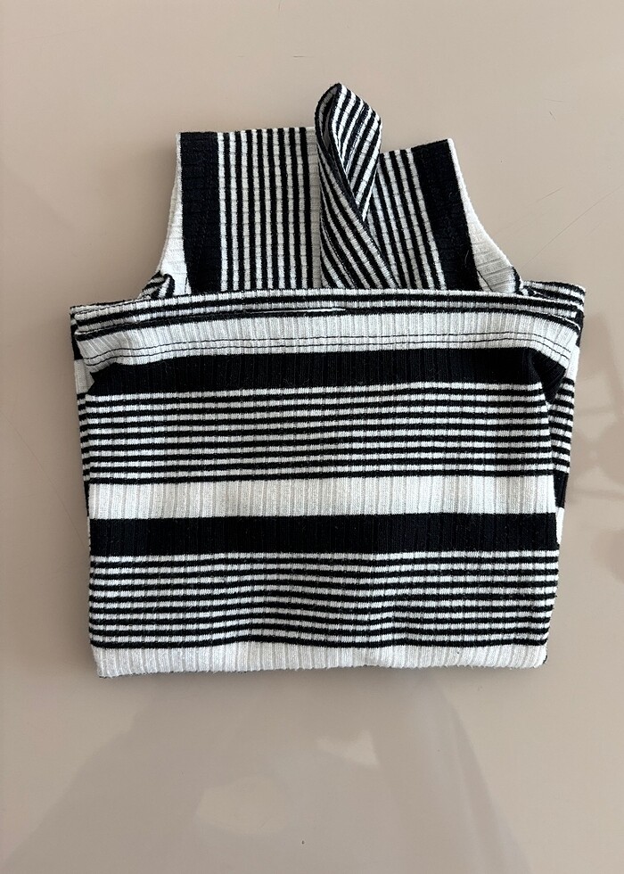 Siyah beyaz çizgili crop - Görsel 5