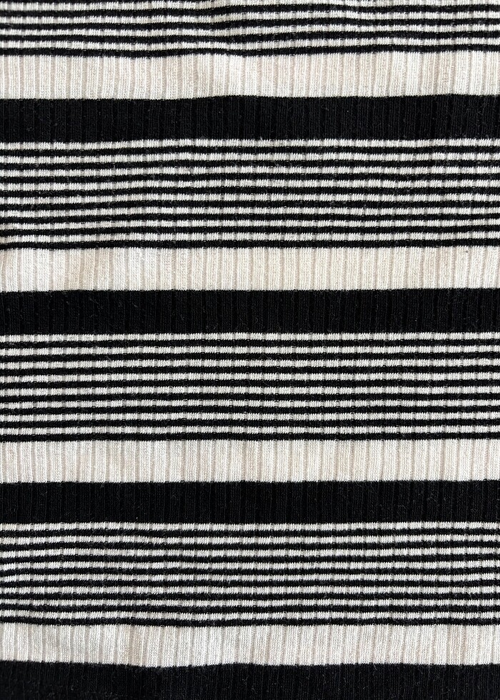 Siyah beyaz çizgili crop - Görsel 2