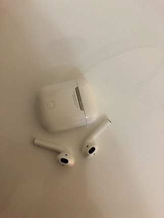 Apple AırPods kulaklık.