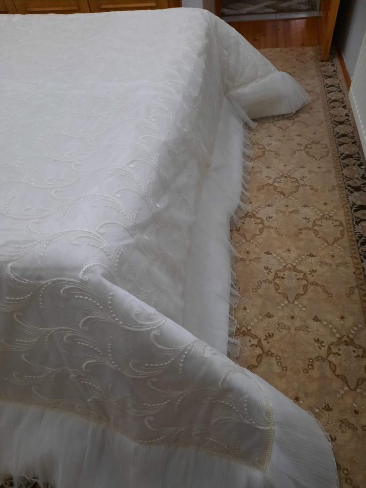 İşlemeli Beyaz Yatak Örtüsü - Görsel 4