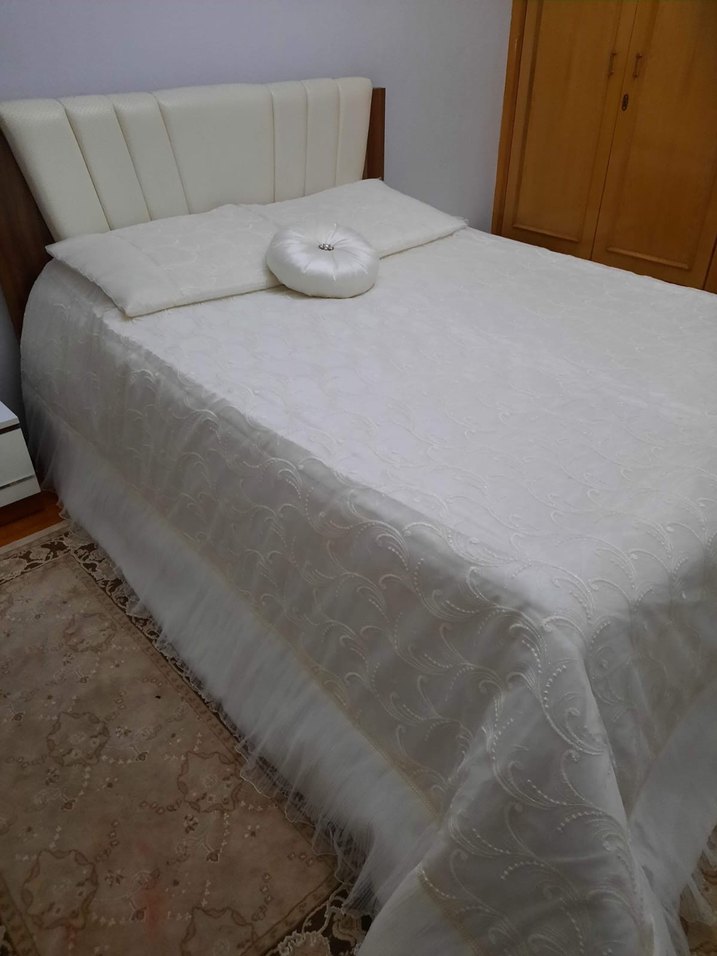 İşlemeli Beyaz Yatak Örtüsü - Görsel 2