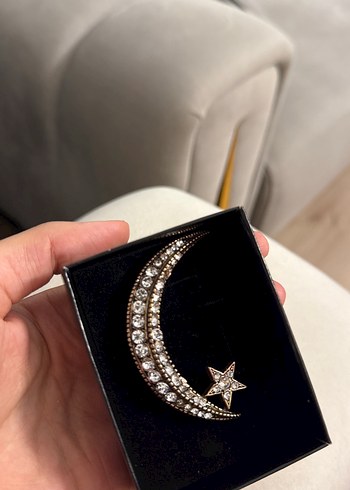 Chanel Gold İşlemeli Ay ve Yıldız Broş kutulu sıfır ürün