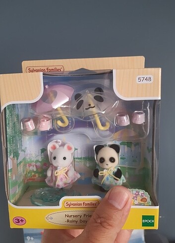 Sylvanian Families Anaokulu Arkadaşları Yağmurlu Gün İkilisi