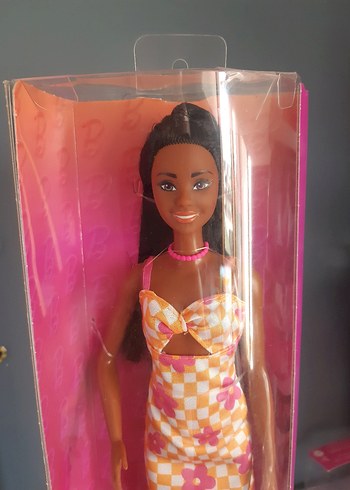 Barbie Çiçekli Elbiseli Fashionistas Bebeği HYT91