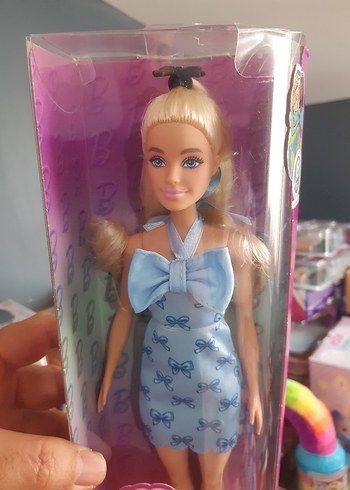 Barbie Mavi Fiyonklu Elbiseli Fashionistas Bebeği HYT93 - Görsel 2