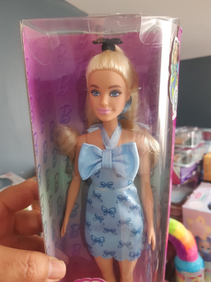 Barbie Mavi Fiyonklu Elbiseli Fashionistas Bebeği HYT93 - Görsel 2