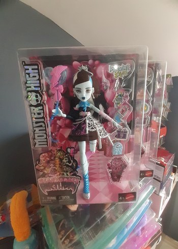 Beden Monster High Frankie Stein Scary Sweet Birthday Doll Mattel 2025