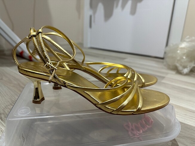 39 Beden Stradivarius çok bantlı topuklu sandalet gold