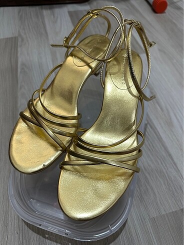 Stradivarius çok bantlı topuklu sandalet gold