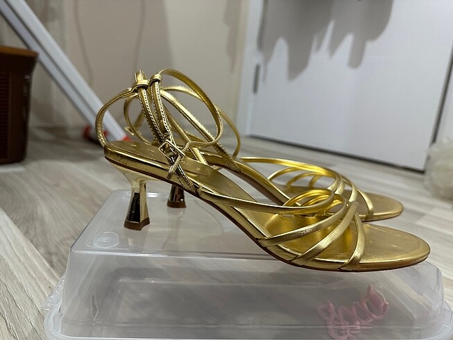 39 Beden altın Renk Stradivarius çok bantlı topuklu sandalet gold