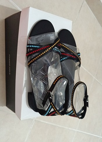 Boncuk Detaylı Çok Renkli Dolgu Topuksuz Kadın Sandalet - Görsel 2