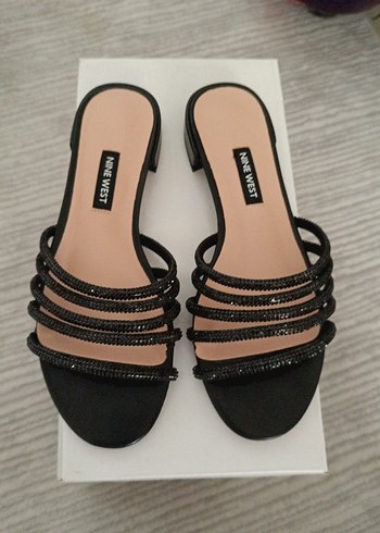 Nine West Siyah Boncuklu Topuklu Kadın Terlik