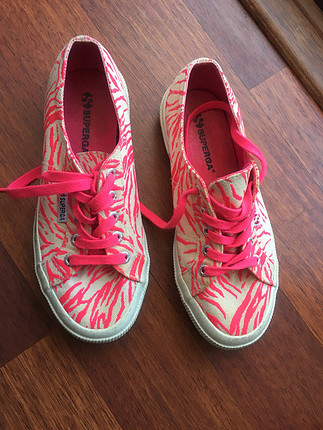 Neon pembe Superga