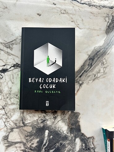 Beyaz odadaki çocuk kitap