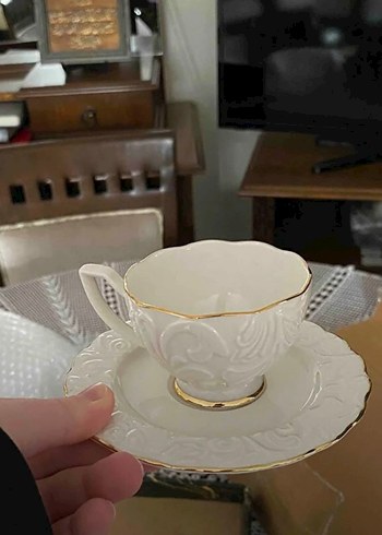 Beyaz Porselen Altın Detaylı Fincan ve Tabak