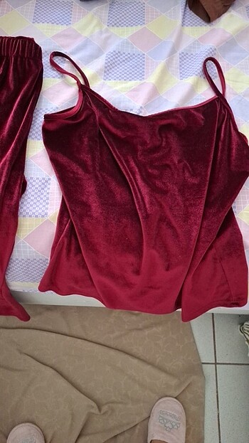 40 Beden Kadife askılı pijama takımıüst giyilmesi yeni