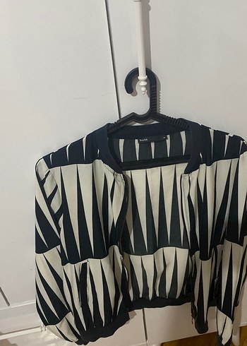 Batik Kadin Pilili V Yaka Siyah Baskili Ceket