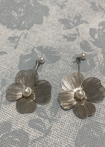 İnci Detaylı Çiçek Motifli Midi Küpeler - Görsel 2