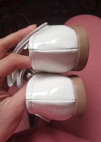 Kızlar için Beyaz Fiyonk Detaylı Babet Ayakkabı - Görsel 4