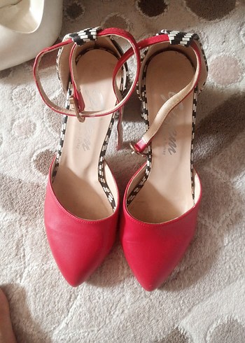 36 Beden Beyaz ve Kırmızı Kadın Stiletto, Yüksek Topuklu, Tokalı