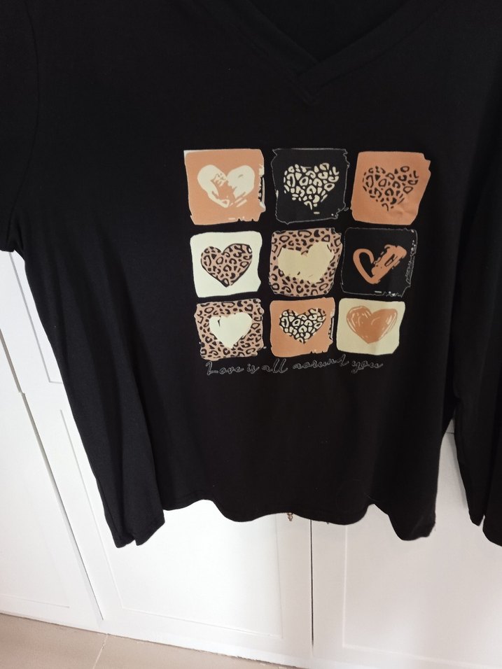 Siyah Desenli  V Yaka Uzun Kollu Tişört - Görsel 5