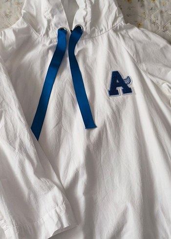 Zara Mavi Kurdeleli Beyaz Kapüşonlu Sweatshirt