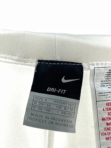 s Beden beyaz Renk Nike Bermuda / Kapri %70 İndirimli.