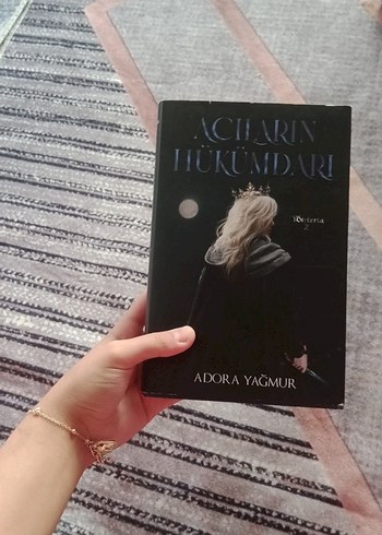 Acıların Hükümdarı - Adora Yağmur
