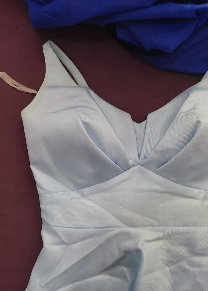 Saten uzun kuyruğu olan elbise - Görsel 2