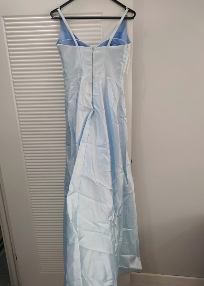 Saten uzun kuyruğu olan elbise - Görsel 3