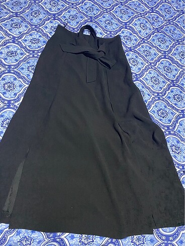 Siyah iki yırtmaçlı etek