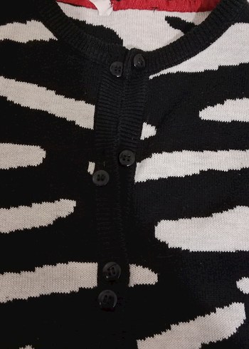 Kız Çocuk Siyah Zebra Desenli Dik Yaka Kazak - Görsel 3