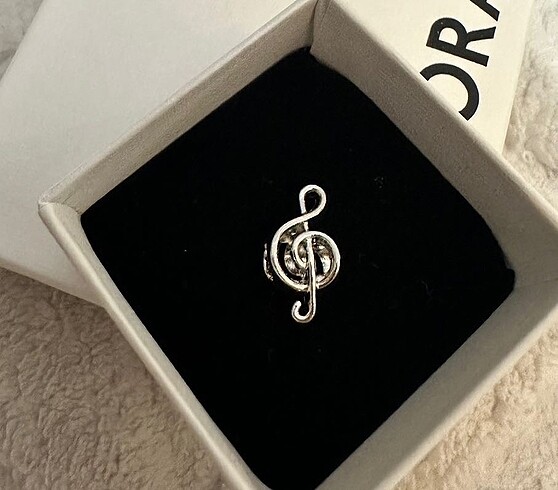Pandora Sol Anahtari Charm
