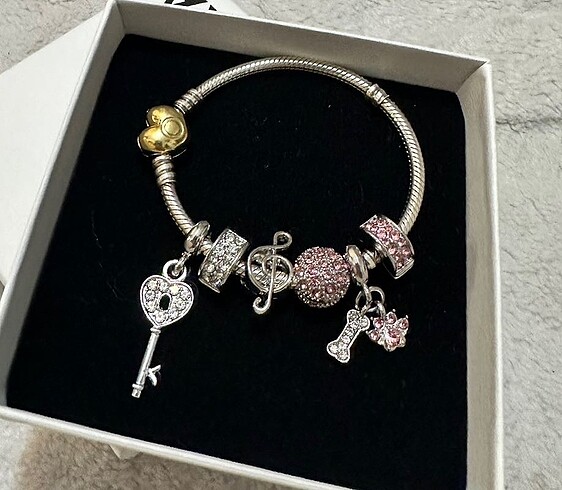 Beden Sol Anahtari Charm