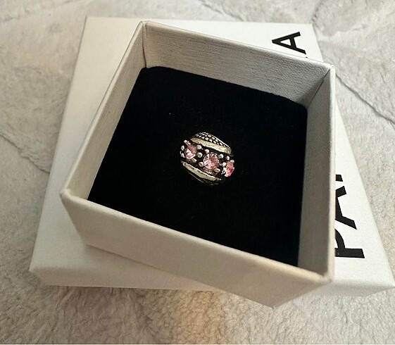 Pembe Taşlı Durak Charm