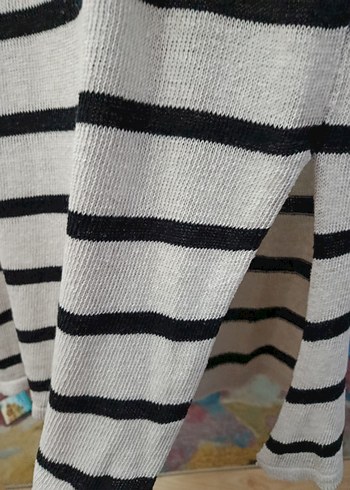 Çizgili V Yaka Kısa Kollu Triko Elbise - Görsel 3