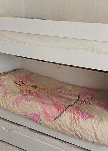  Beden beyaz Renk acil satılık 3 katlı ranza açılabilir ikinci katında kitaplık ra