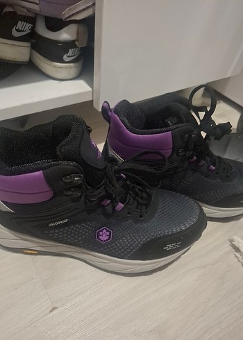 39 Beden Mor Detaylı Siyah Kadın Spor bot