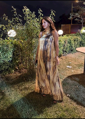 m Beden Parlak Bej Drape Detaylı Uzun Elbise