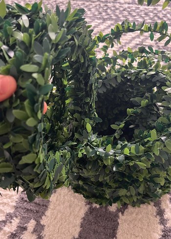 Koyu Yeşil Yapraklı Dekoratif Çelenk - Görsel 3