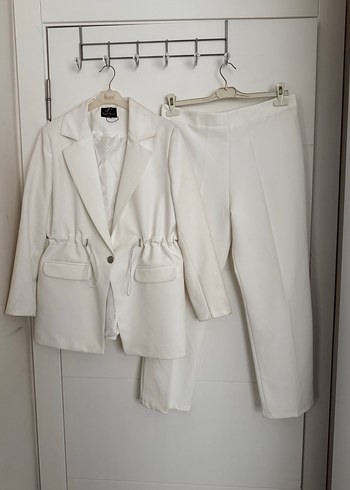 44 Beden Beyaz Kemerli Kadın Blazer Takım